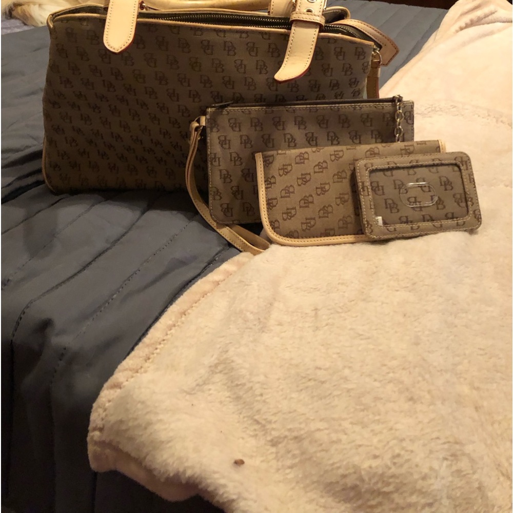 Dooney Bourke tan purse with handles used ounce